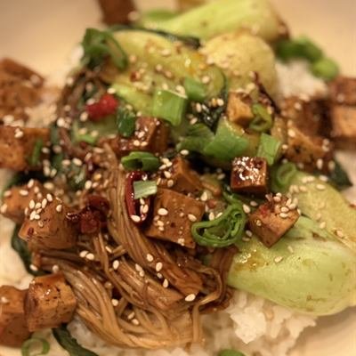 Tofu mit Pak Choi und Enoki-Pilzen auf Reis
