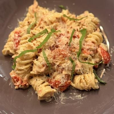 Fusilli in Tomaten-Ricottasoße mit Basilikum