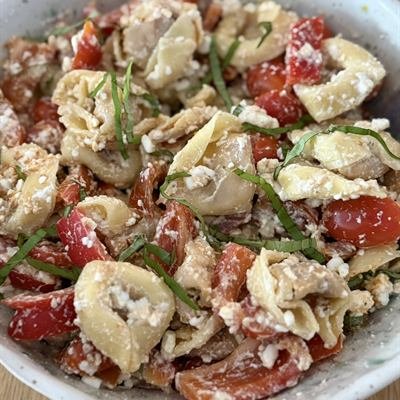 Tortellini-Salat mit Paprika, Tomaten und Basilikum