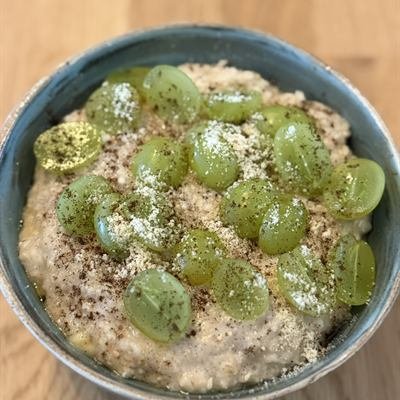 Vanille-Porridge mit grünen Trauben
