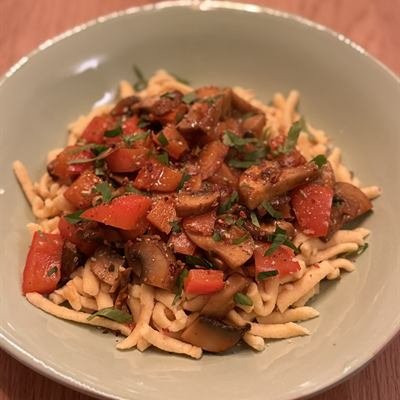 Champignon-Paprika-Gulasch auf Spätzle