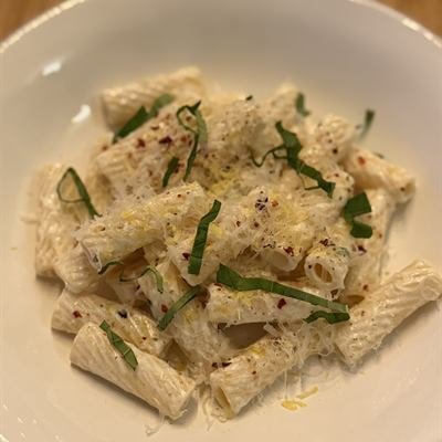 Rigatoni in Zitronen-Ricottasoße mit Chiliflocken
