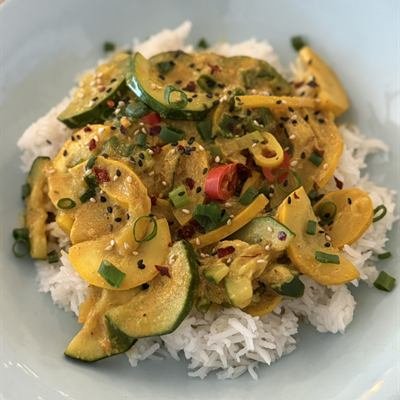 Zucchini-Curry mit gelber Zucchini und Paprika auf Reis