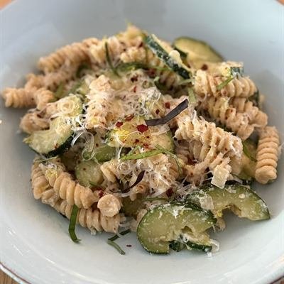 Fusilli mit Zucchinischeiben und Parmesan