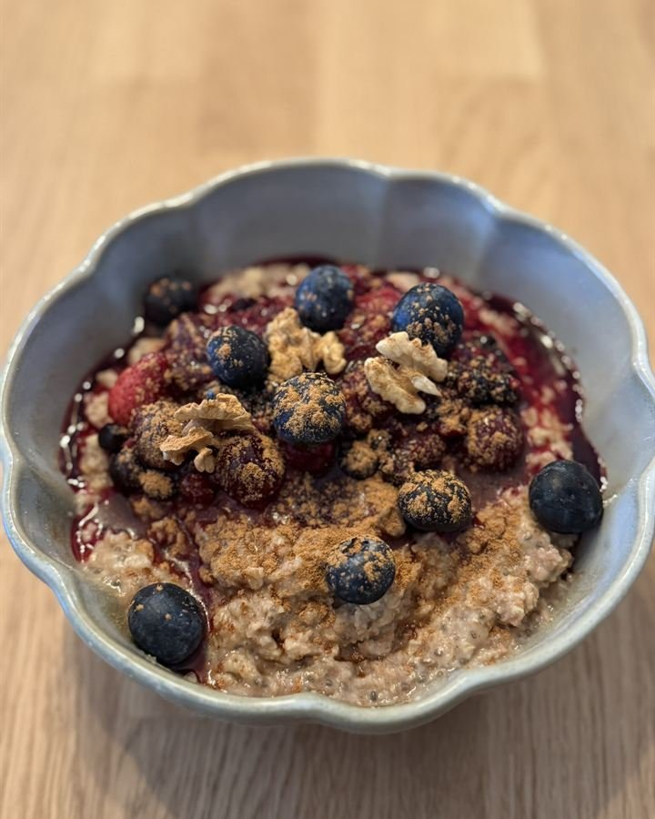 Porridge mit warmen Waldbeeren, Heidelbeeren und Walnüssen