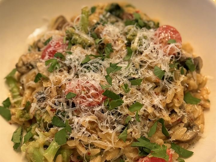 Orzo mit Brokkoli, Cocktailtomaten, Petersilie und Parmesan