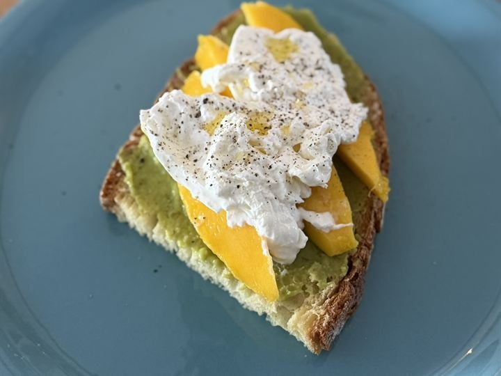 Ciabatta mit Guacamole, Mango und Burrata