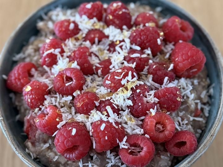Schoko-Porridge mit frischen Himbeeren und Kokosraspeln